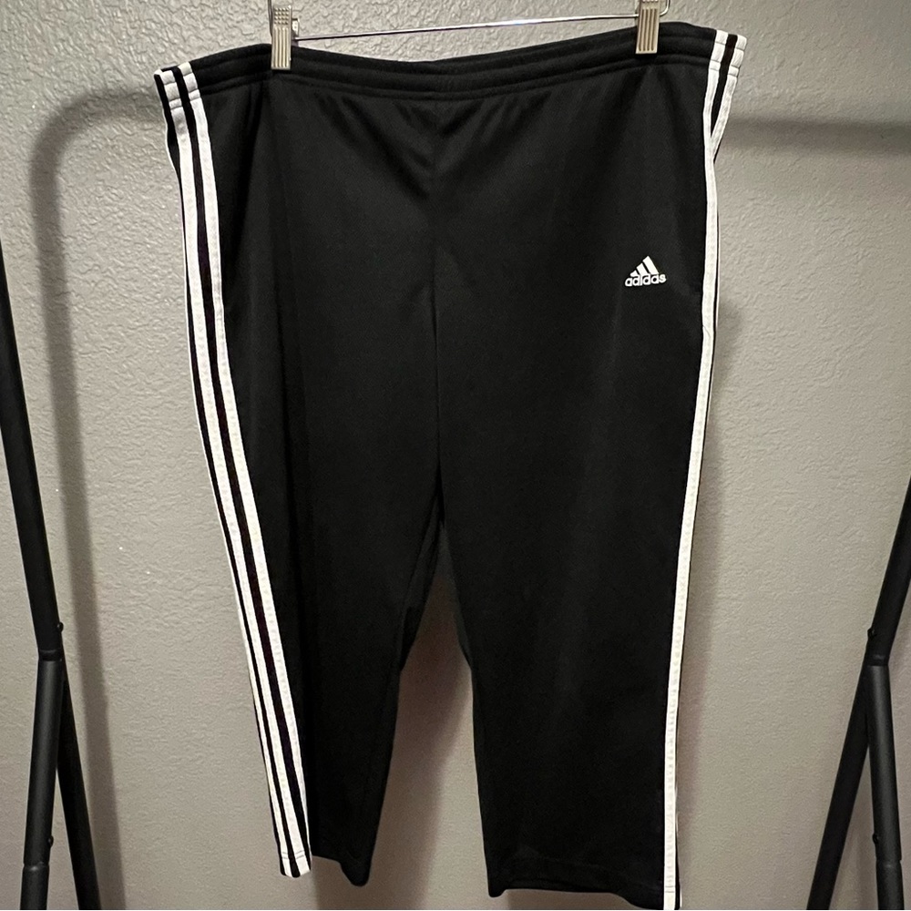 GENTLY WORN ADIDAS CROPPED PANTS